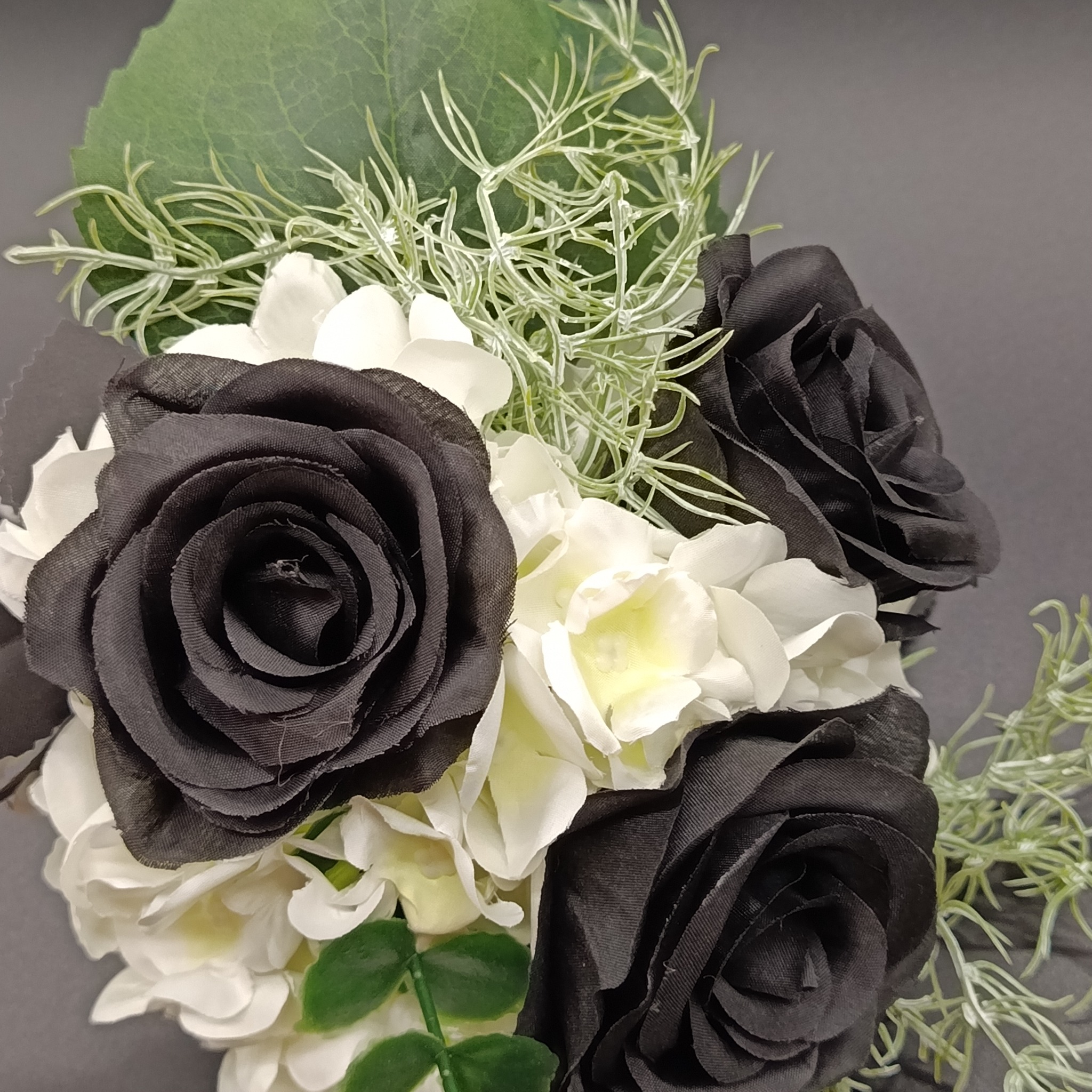 Flores Noctis – Kunst- & Seidenblumenstrauß – Schwarz & Weiß