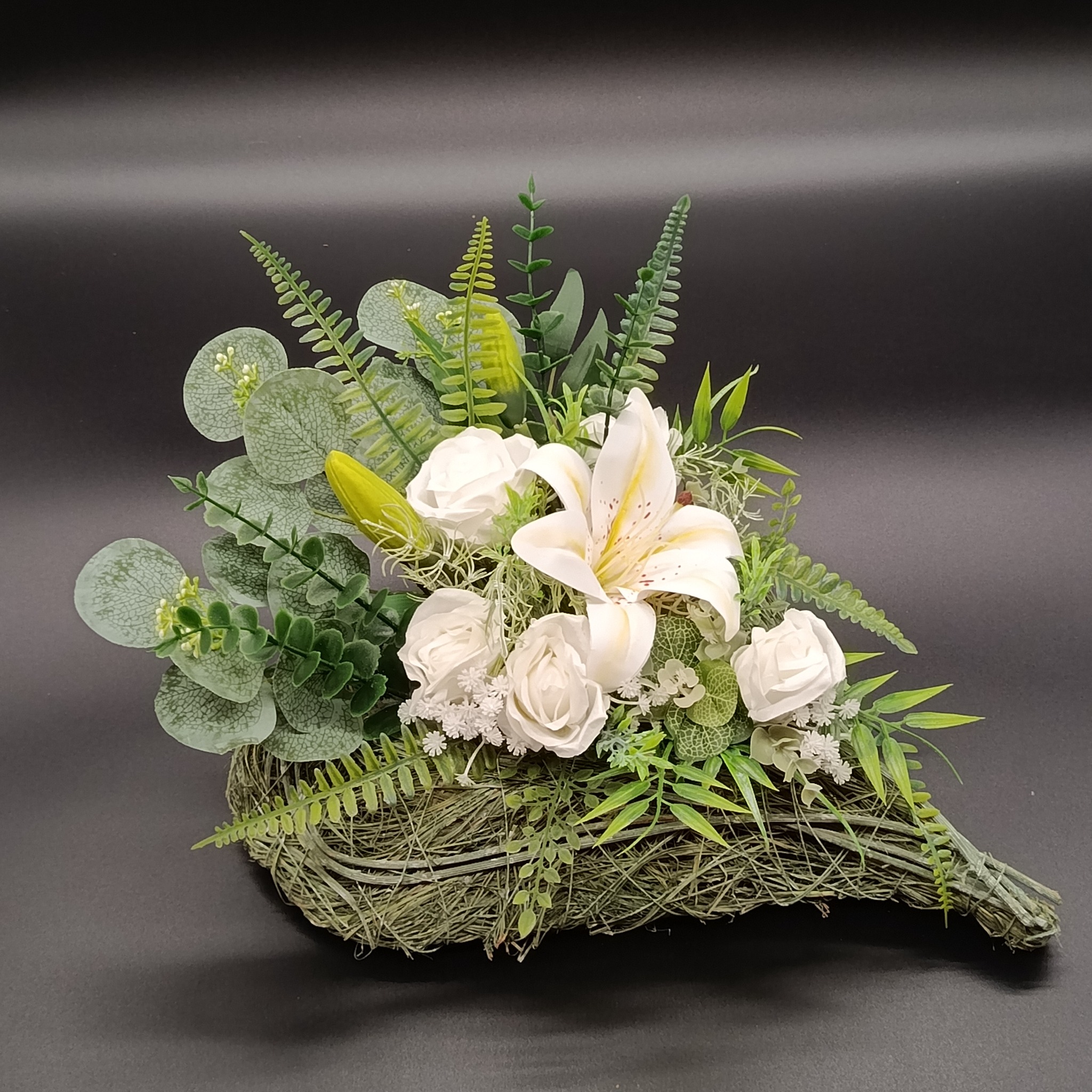 Amor Manet – Herzgesteck in Weiß & Grün