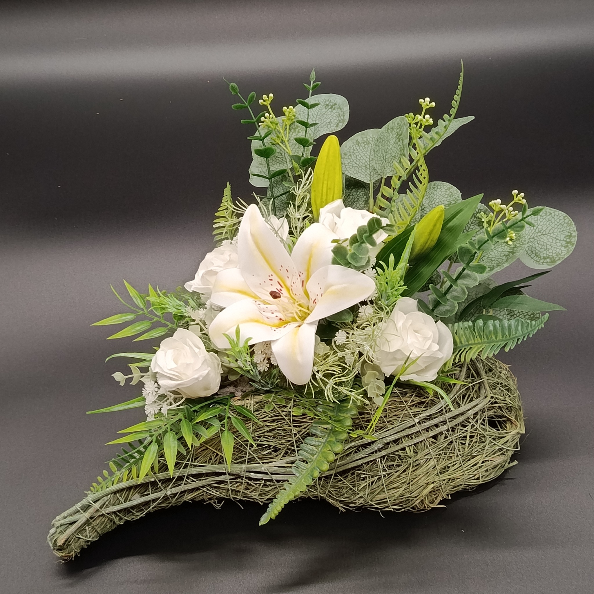 Amor Manet – Herzgesteck in Weiß & Grün